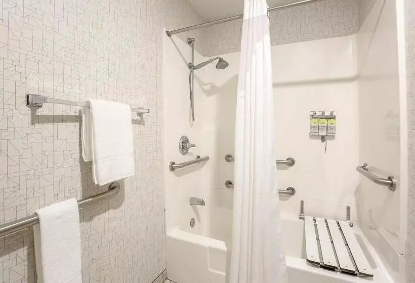 身障者適用キングサイズベッドルーム, Holiday Inn Express Lancaster, An Ihg