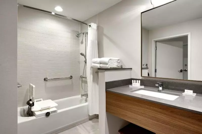 キングサイズベッドのスイートルーム, Holiday Inn Express St. Petersburg North / I 275, An Ihg