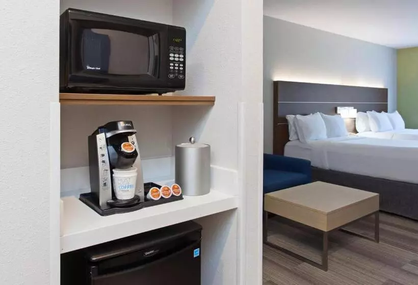 スタンダードスタジオ, Holiday Inn Express & Suites Corona, An Ihg