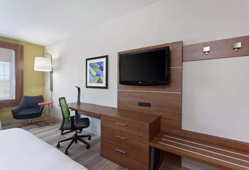 スタンダードスタジオ, Holiday Inn Express & Suites Corona, An Ihg