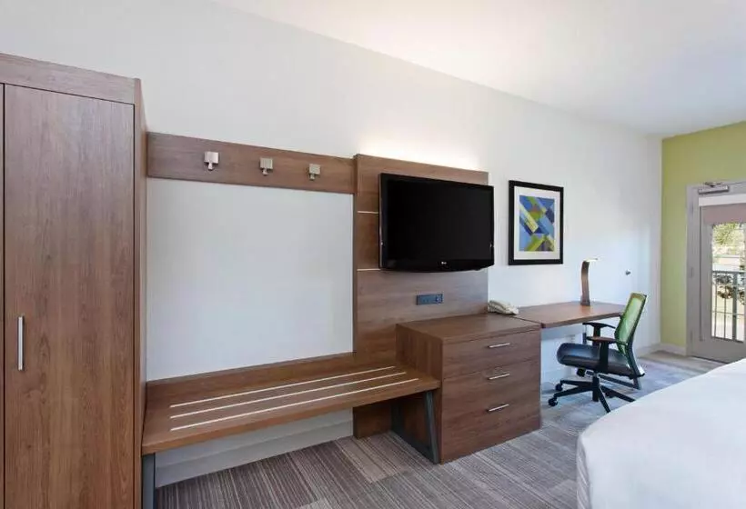 キングサイドベッドのスタンダードワンルーム, Holiday Inn Express & Suites Corona, An Ihg