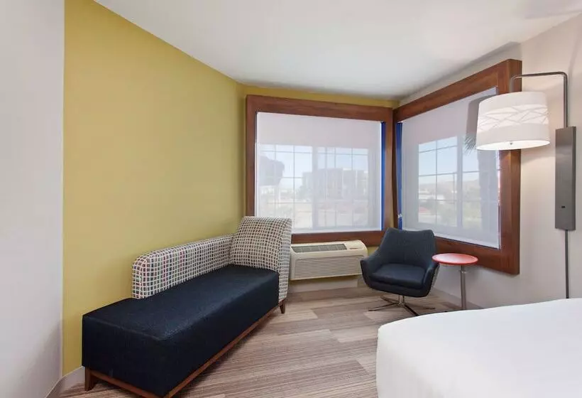 スイート, Holiday Inn Express & Suites Corona, An Ihg