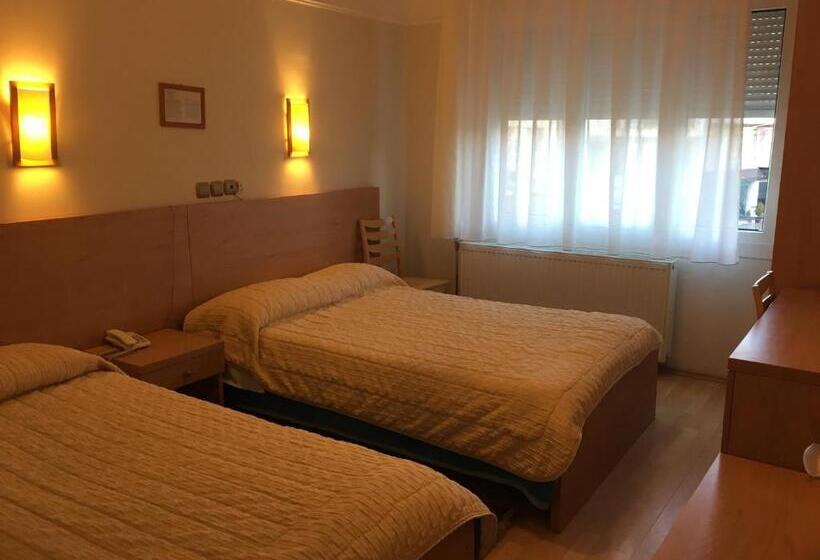 חדר משפחתי, Orestion