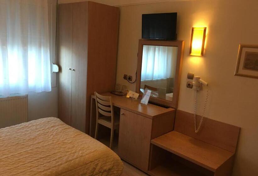 חדר משפחתי, Orestion