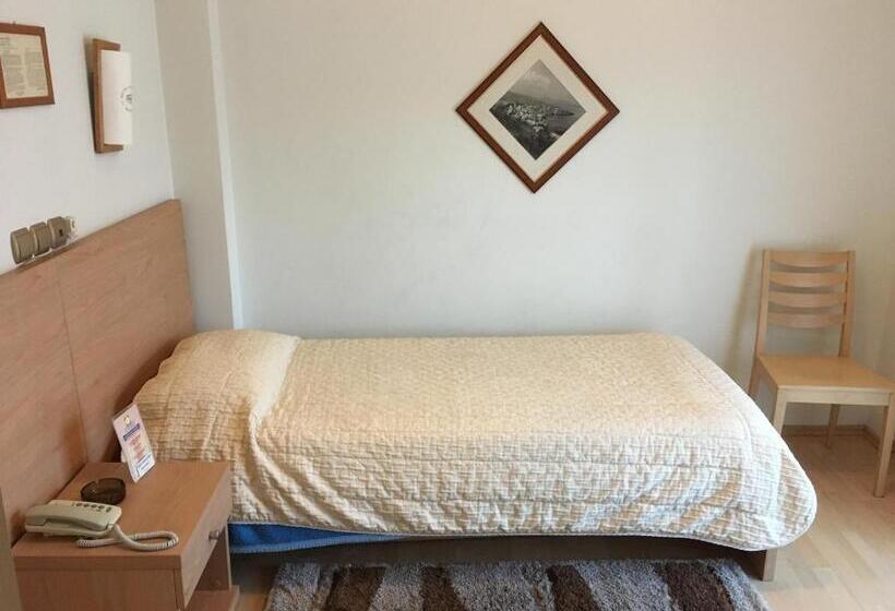 חדר משפחתי, Orestion