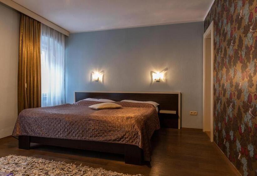 Номер Deluxe, Peregrin