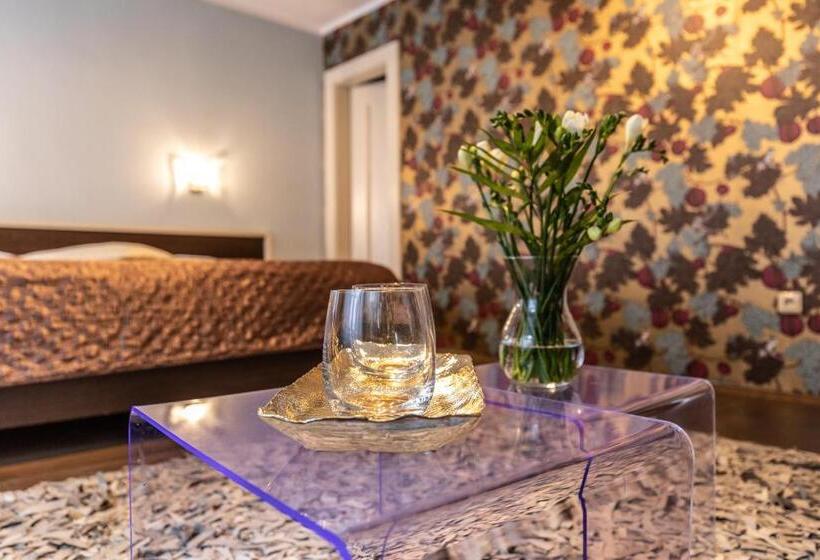 Номер Deluxe, Peregrin