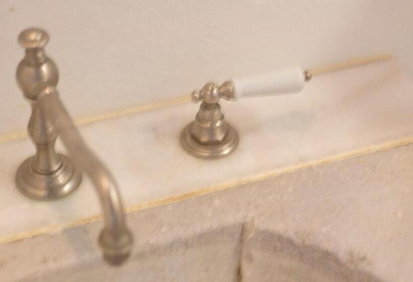 豪华海景房, The Anchor House