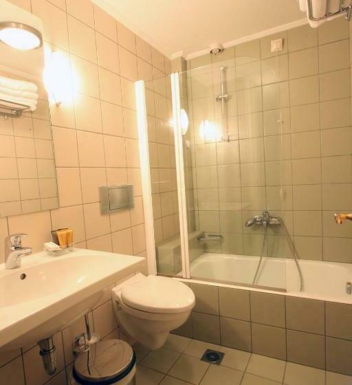 Номер Superior, Xenonas Brizi