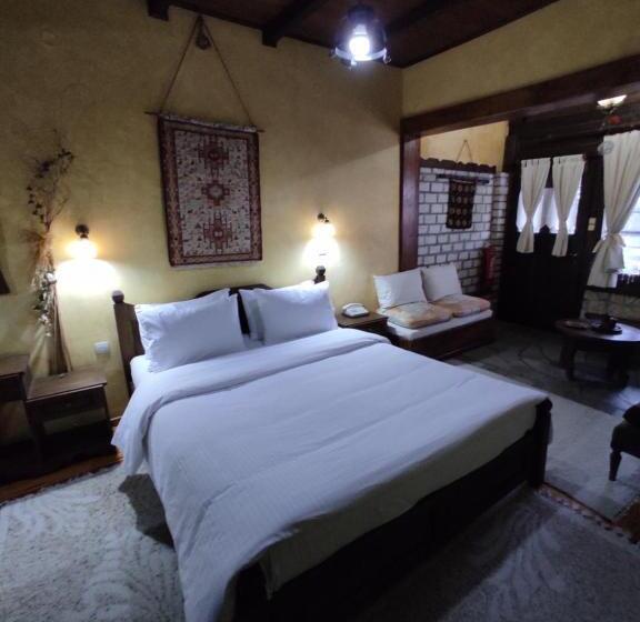 Студия Superior, Xenonas Brizi