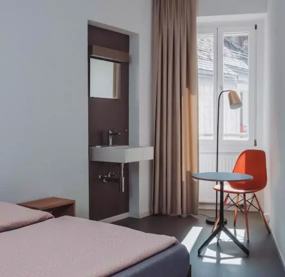 اتاق استاندارد یک تخته با سرویس بهداشتی مشترک, Montreux Youth Hostel