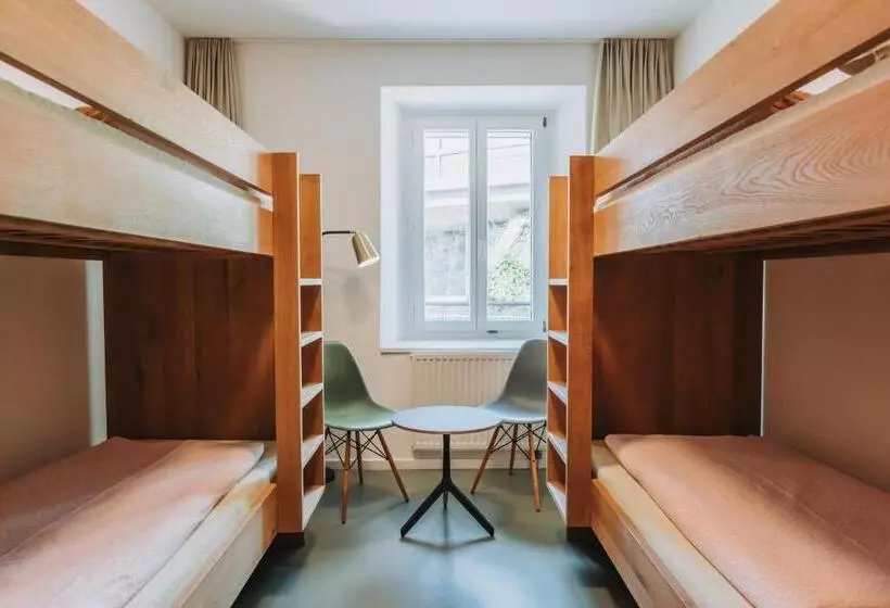 اتاق استاندارد چهارنفره با سرویس بهداشتی مشترک, Montreux Youth Hostel
