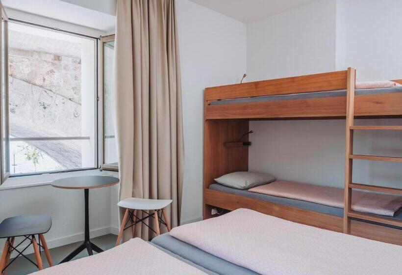 Номер Стандарт Четырехместный Совместный Санузел, Montreux Youth Hostel