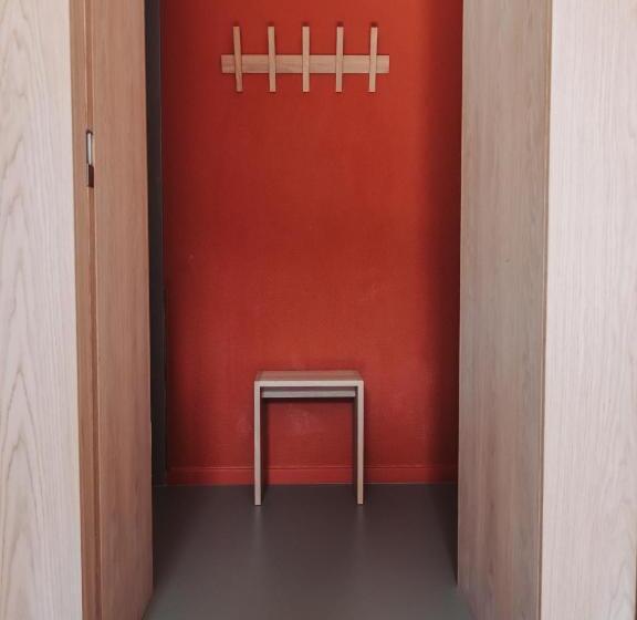 ルームシェアのワンベッド, Montreux Youth Hostel