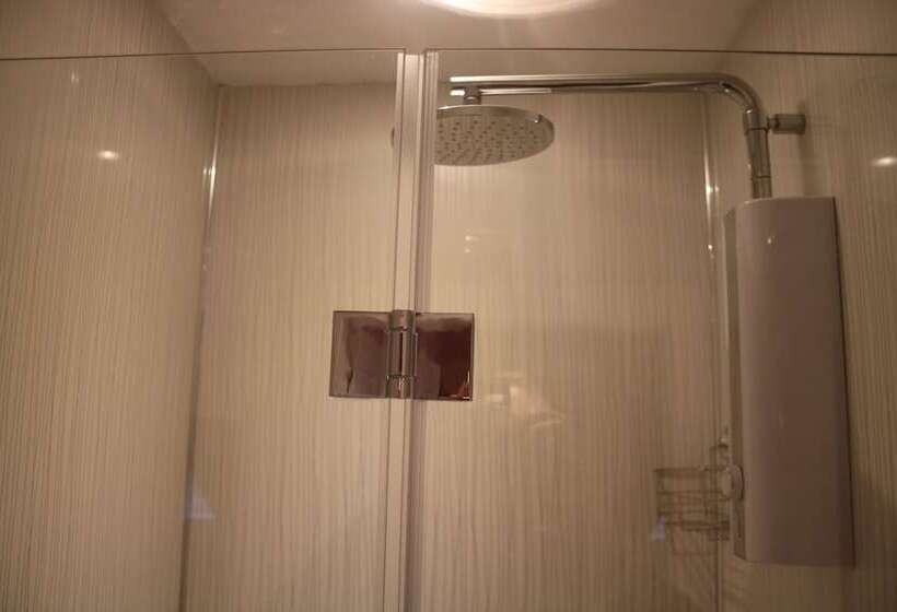 חדר סטנדרט לשלושה, Dalmore Lodge Guest House