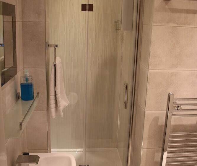 חדר סטנדרט לשלושה, Dalmore Lodge Guest House