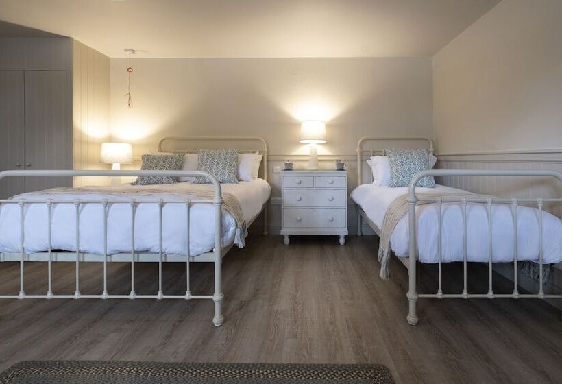 Családi Szoba, The Ship At Dunwich