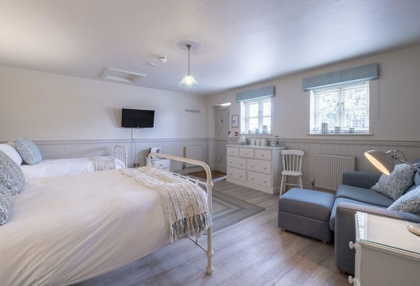 Családi Szoba, The Ship At Dunwich