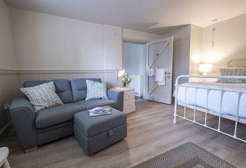 Családi Szoba, The Ship At Dunwich