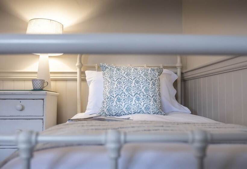 Családi Szoba, The Ship At Dunwich