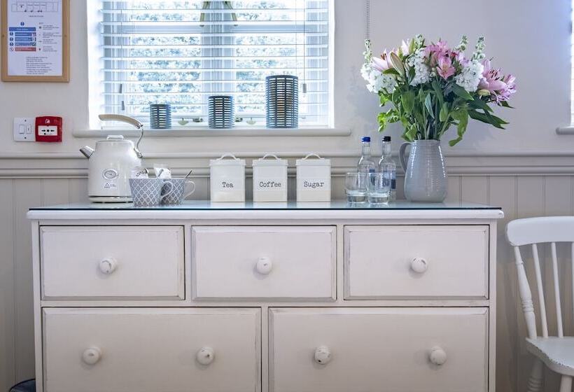 חדר משפחתי, The Ship At Dunwich