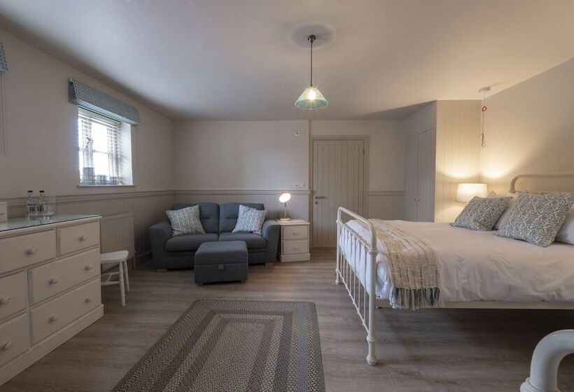 Családi Szoba, The Ship At Dunwich