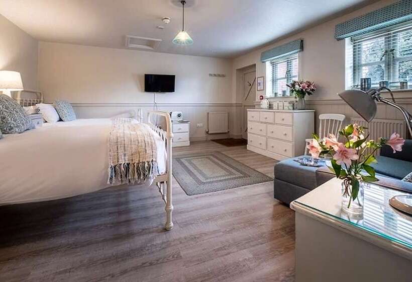 Családi Szoba, The Ship At Dunwich