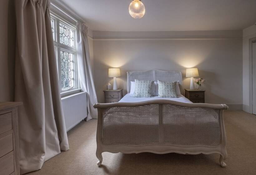 חדר סופריור, The Ship At Dunwich