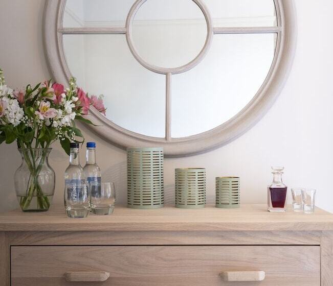 חדר סופריור, The Ship At Dunwich