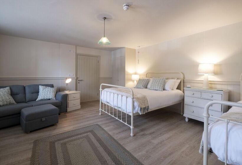 Családi Szoba, The Ship At Dunwich