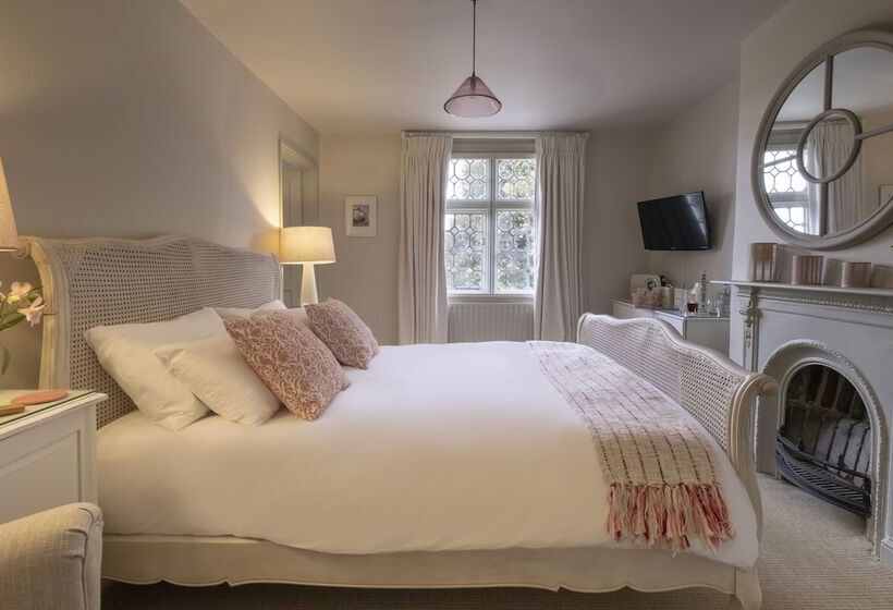 חדר סופריור, The Ship At Dunwich