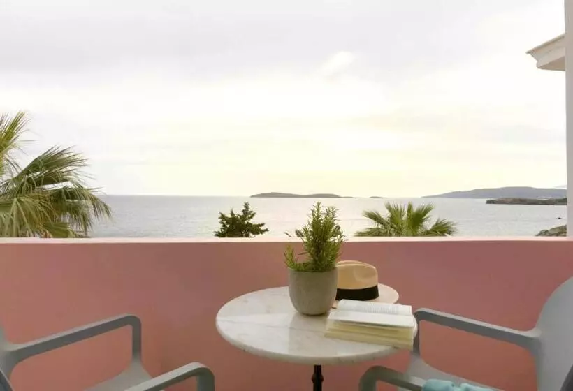 سوییت با چشم‌انداز دریا, Aneroussa Beach