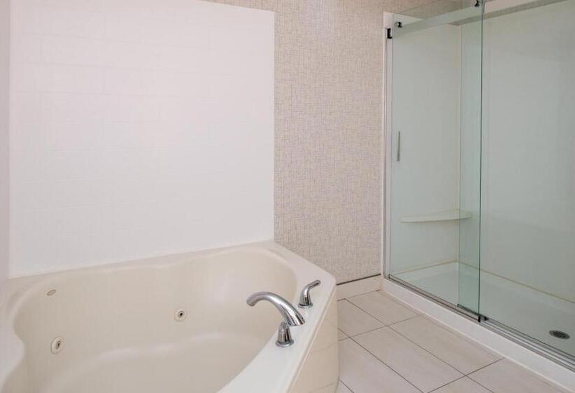 מיטת קינג בסוויטה, Holiday Inn Express Hotel & Suites Gunnison, An Ihg