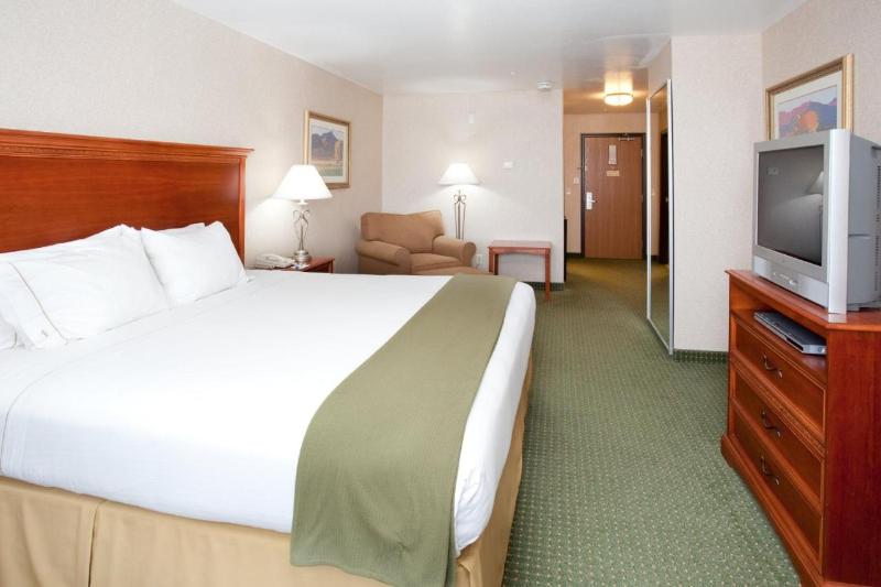 מיטת קינג בסוויטה, Holiday Inn Express Hotel & Suites Gunnison, An Ihg