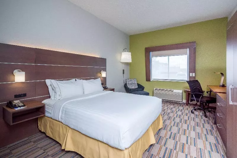 キングサイズベッドのスタンダードルーム, Holiday Inn Express And Suites   Quakertown, An Ihg