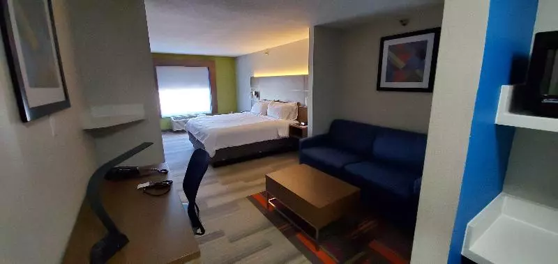 キングサイズベッドのスイートルーム, Holiday Inn Express Hotel & Suites Kinston, An Ihg