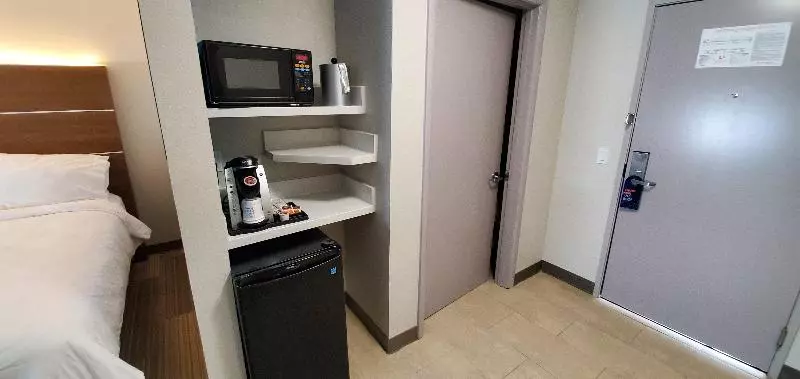 キングサイズベッドのスイートルーム, Holiday Inn Express Hotel & Suites Kinston, An Ihg