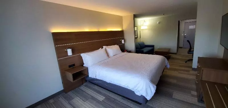 キングサイズベッドのスイートルーム, Holiday Inn Express Hotel & Suites Kinston, An Ihg