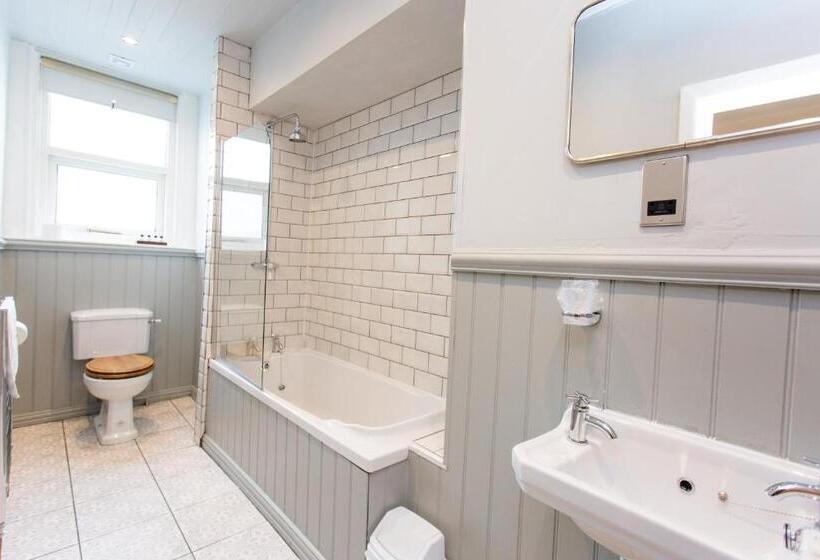 家庭间, The Queens