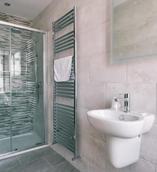 标准间, The Queens