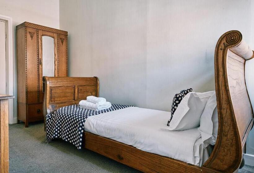 标准单人间, The Queens