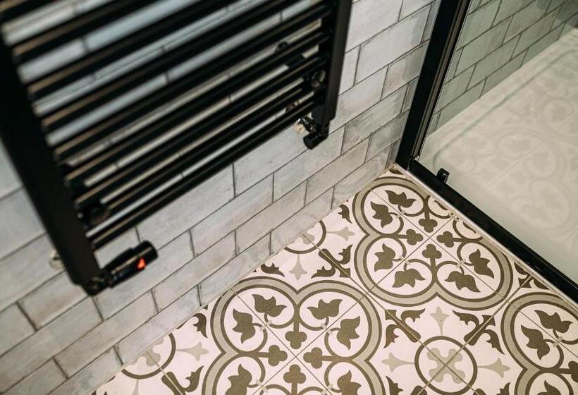 带大床的标准间, The Queens