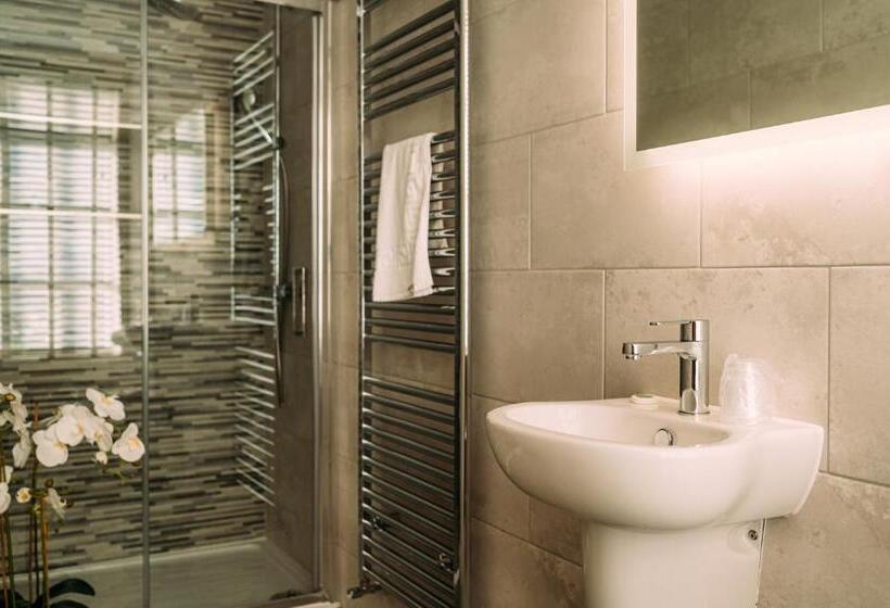 带大床的标准间, The Queens