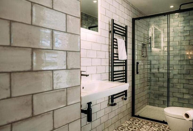 带大床的标准间, The Queens