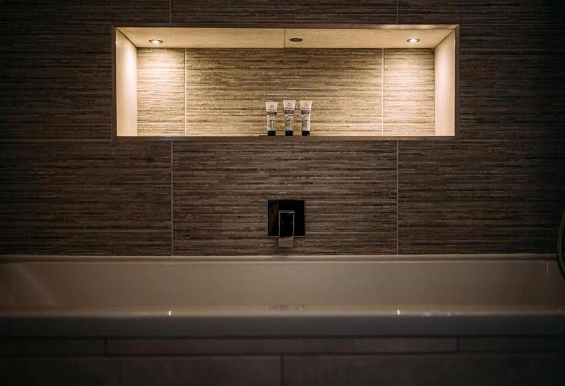 带特大床的标准间, The Queens