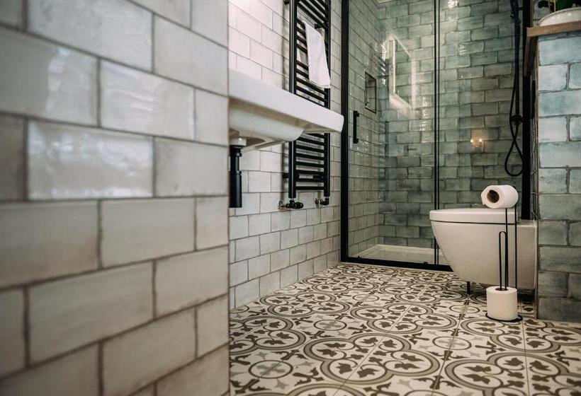 带大床的标准间, The Queens