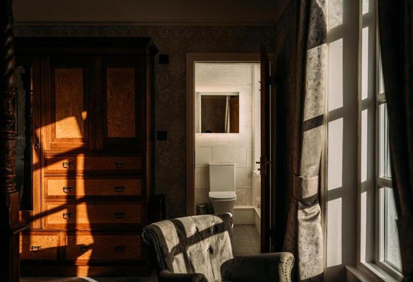 带大床的标准间, The Queens