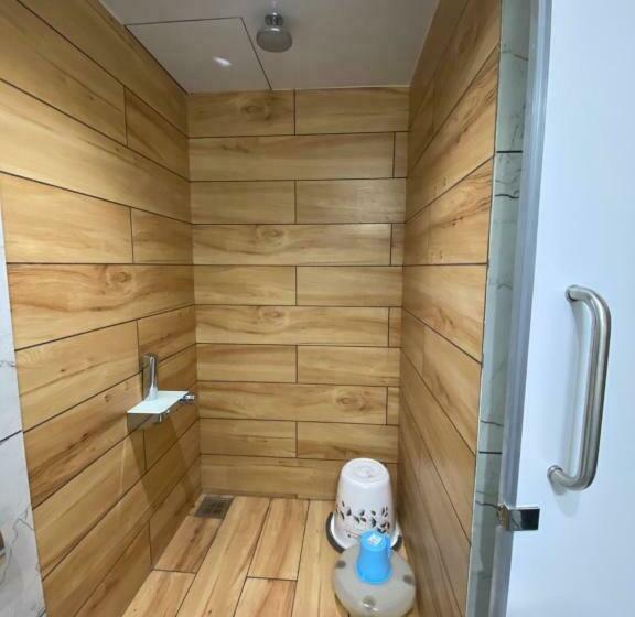 חדר אקונומי, Apex International