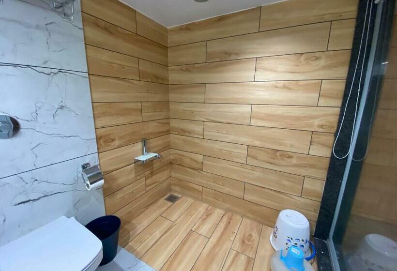 חדר סופריור, Apex International