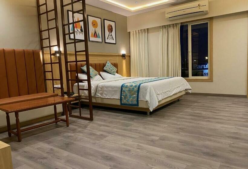 חדר סופריור, Apex International